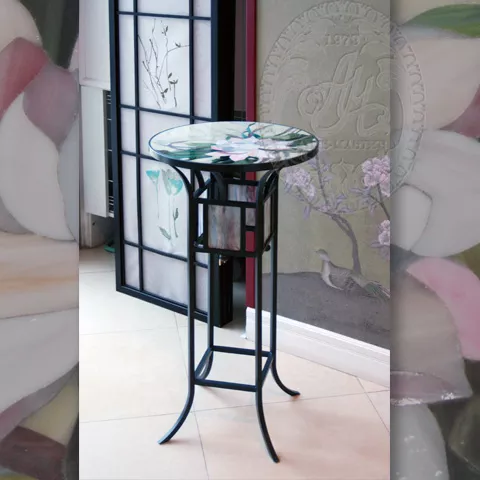 Изящный столик в японском стиле украсил интерьер