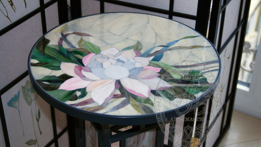Изящный столик в японском стиле украсил интерьер
